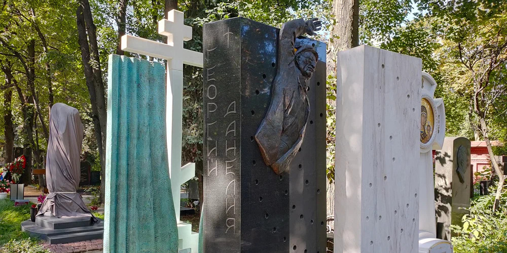 Георгию Данелии установили памятник на Новодевичьем кладбище в Москве