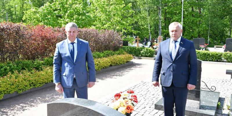 Губернатор Брянской области почтил память героев-подводников лодки «Курск»