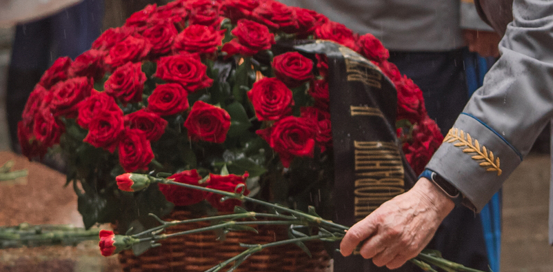 На московских кладбищах возложением цветов к могилам почтили память воинов-десантников