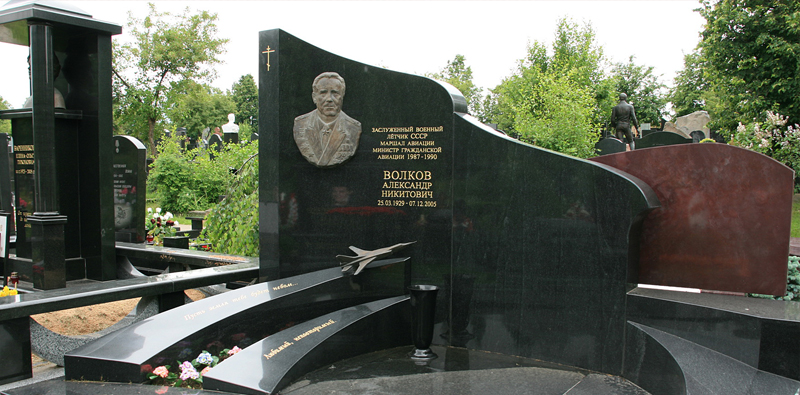 Надгробные памятники военнослужащим на кладбищах Москвы