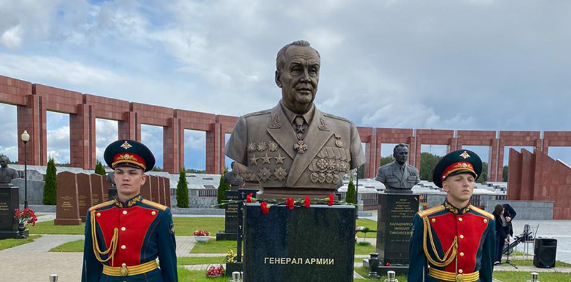 На могиле генерала армии Махмута Ахметовича Гареева торжественно открыли надгробный памятник