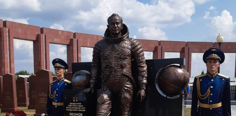 В Москве на ФВМК открыли памятник космонавту Леонову