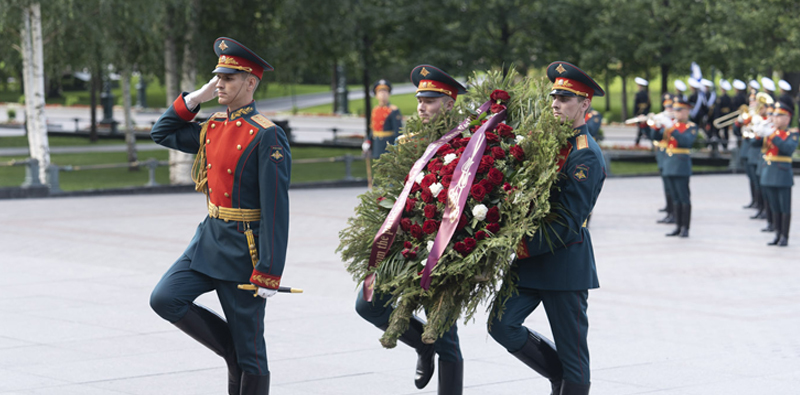 Участники фестиваля «Спасская башня» возложили цветы к могиле неизвестного солдата